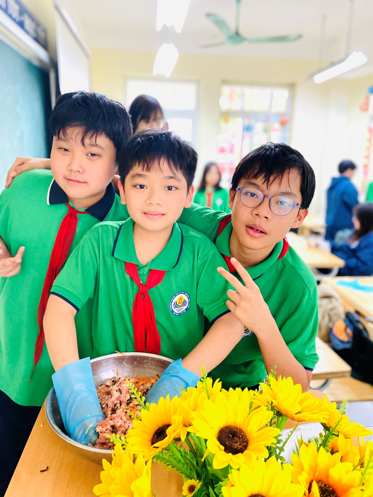 Ảnh có chứa người, trang phục, Mặt người, trong nhà

Mô tả được tạo tự động