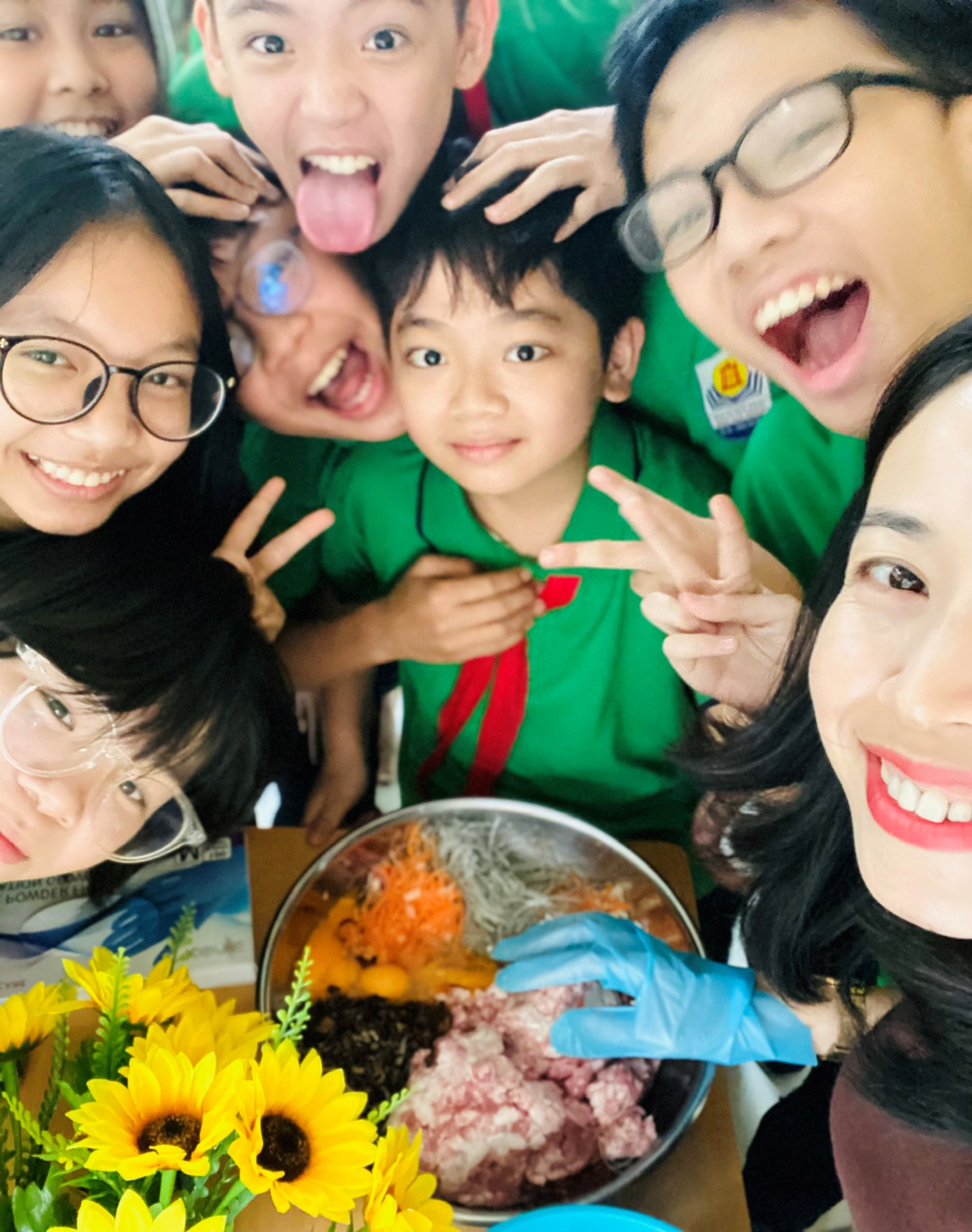 Ảnh có chứa người, Mặt người, cười, trang phục

Mô tả được tạo tự động