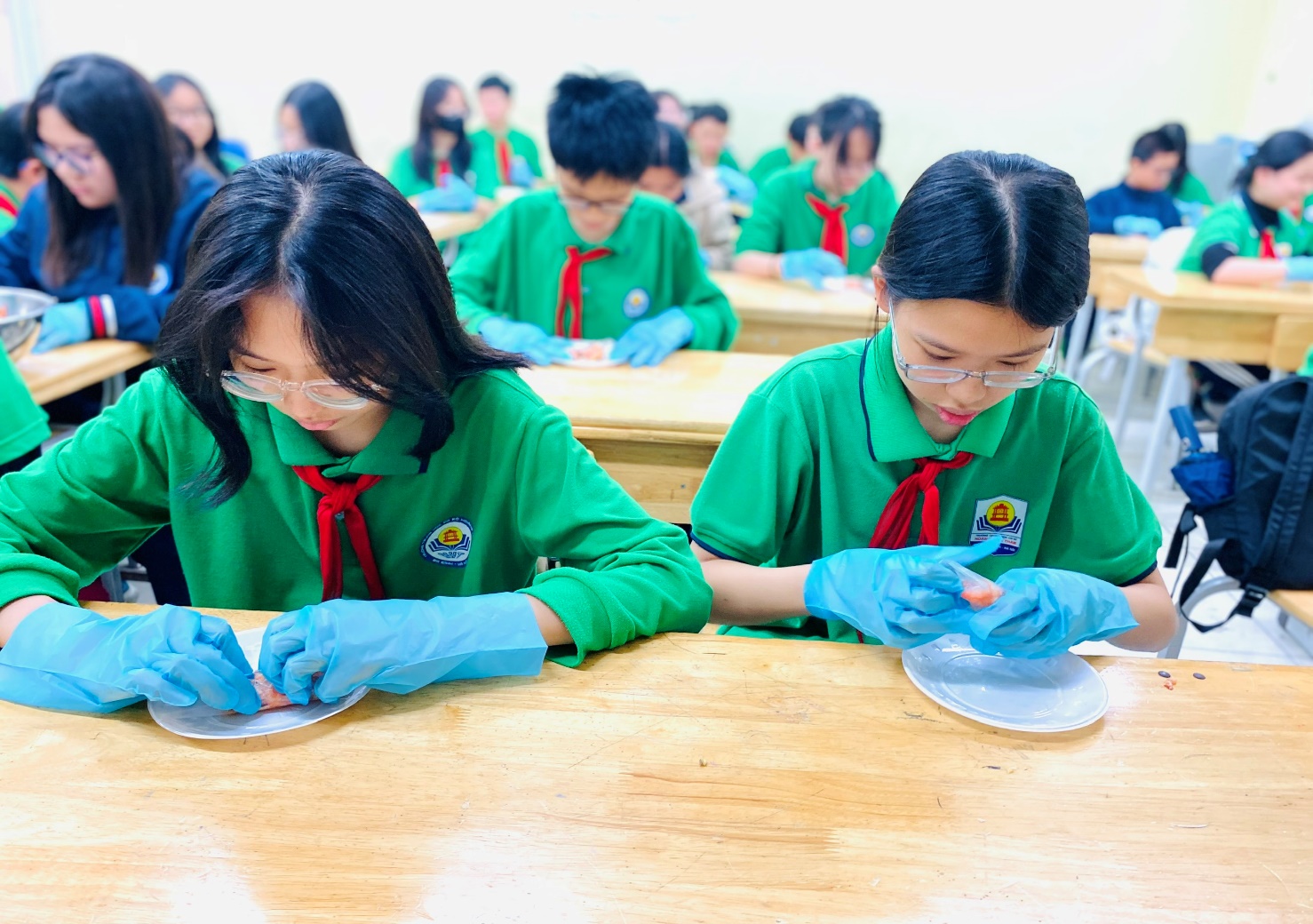 Ảnh có chứa trang phục, người, cậu bé, Học tập

Mô tả được tạo tự động