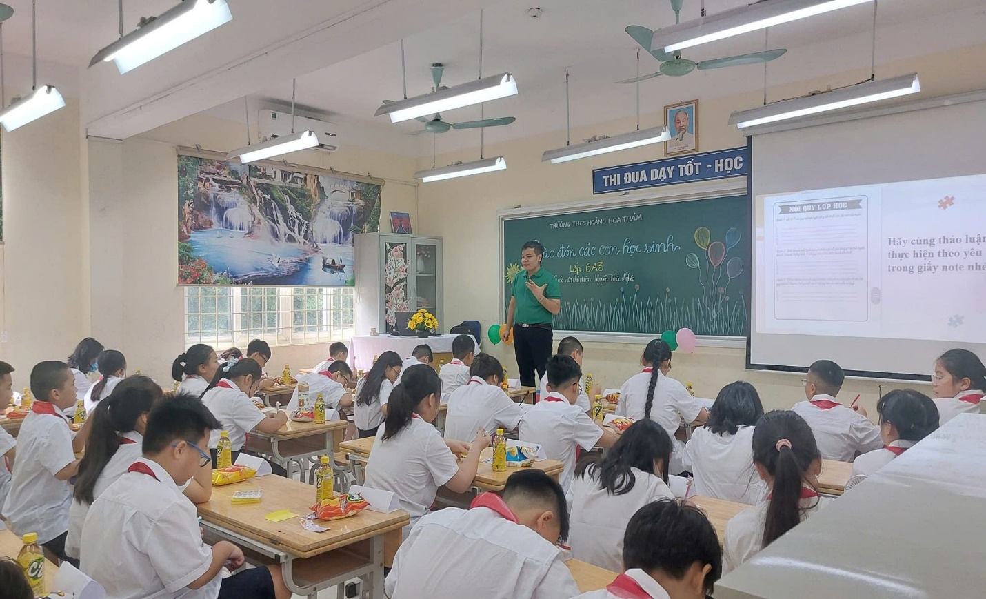 A teacher teaching a classDescription automatically generated