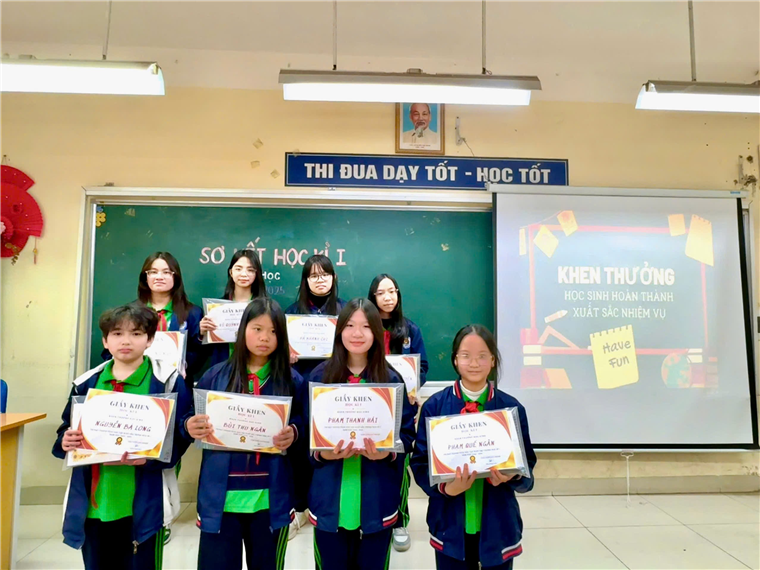 A group of children holding signs

Description automatically generated