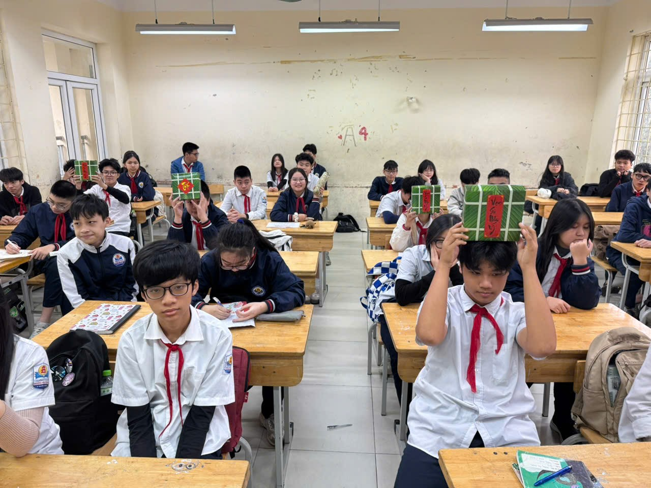 A group of students in a classroom

Description automatically generated