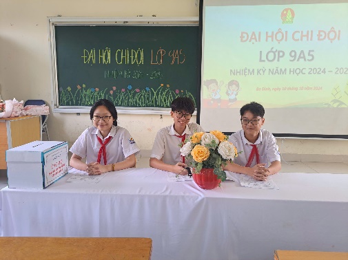 A group of students sitting at a table

Description automatically generated