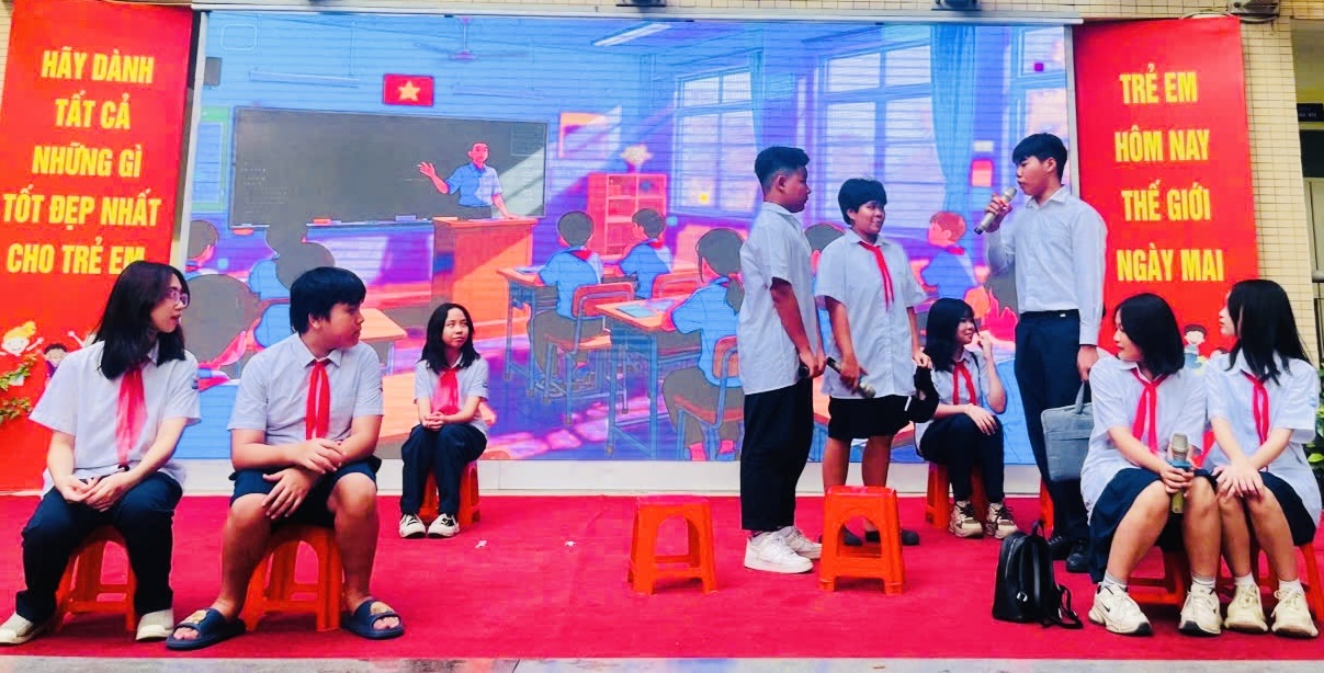 A group of people sitting on stools
AI-generated content may be incorrect.