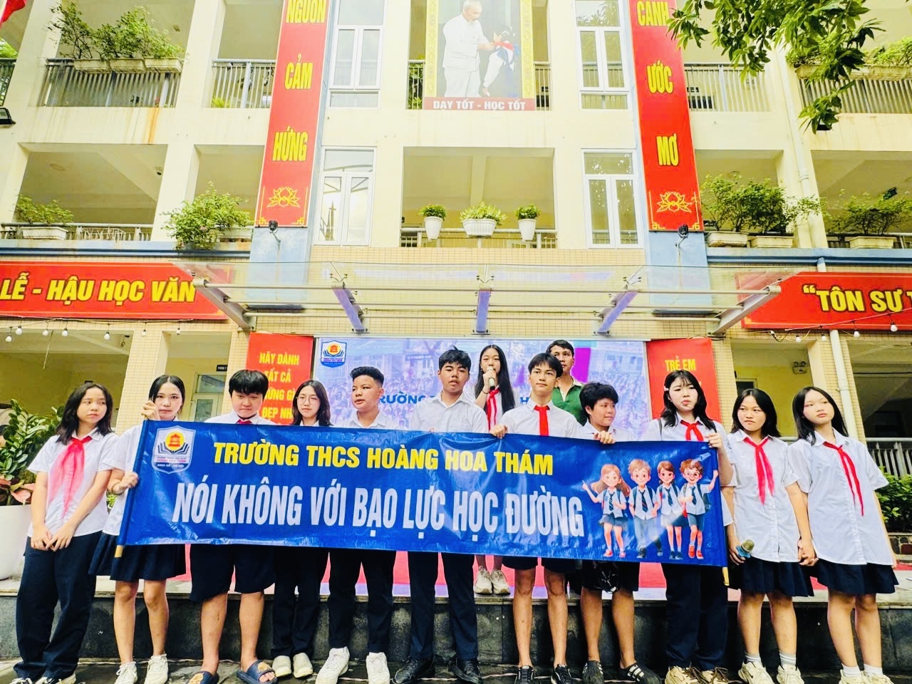 A group of people holding a banner
AI-generated content may be incorrect.