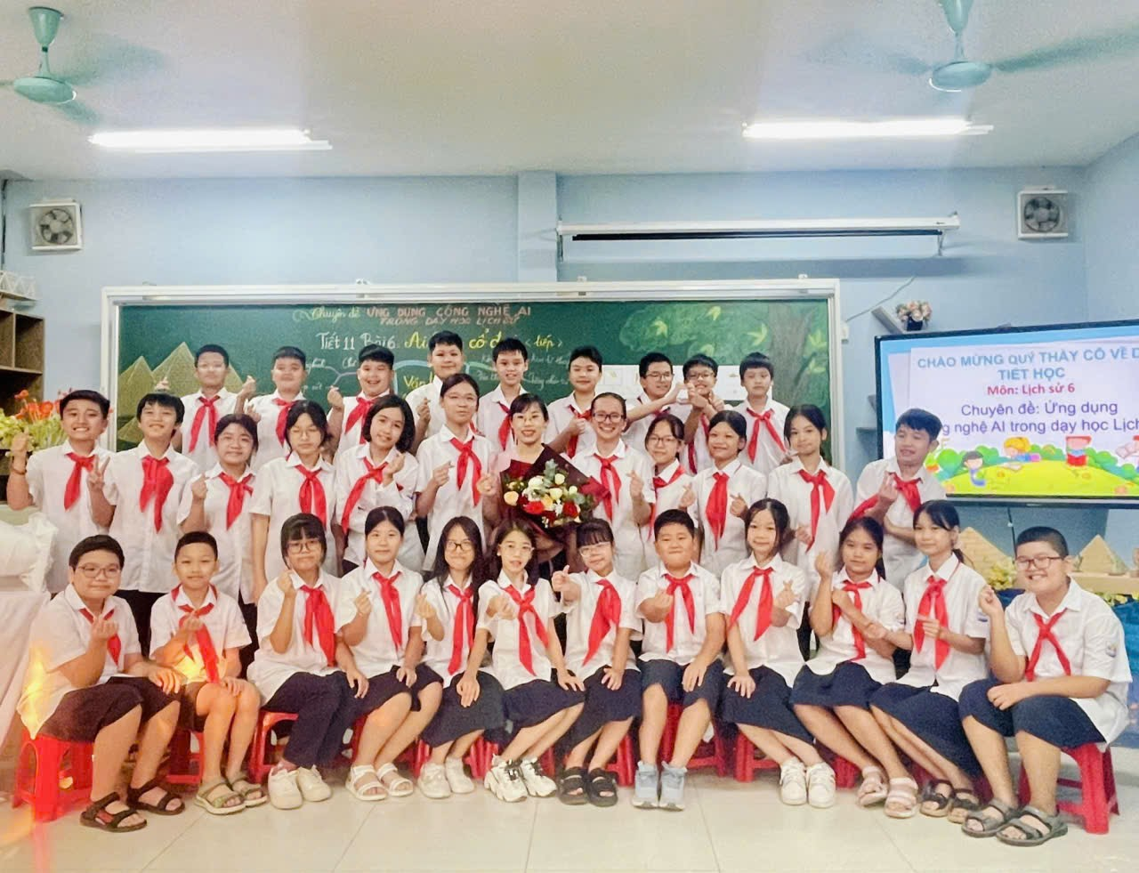 A group of students in uniform
Description automatically generated