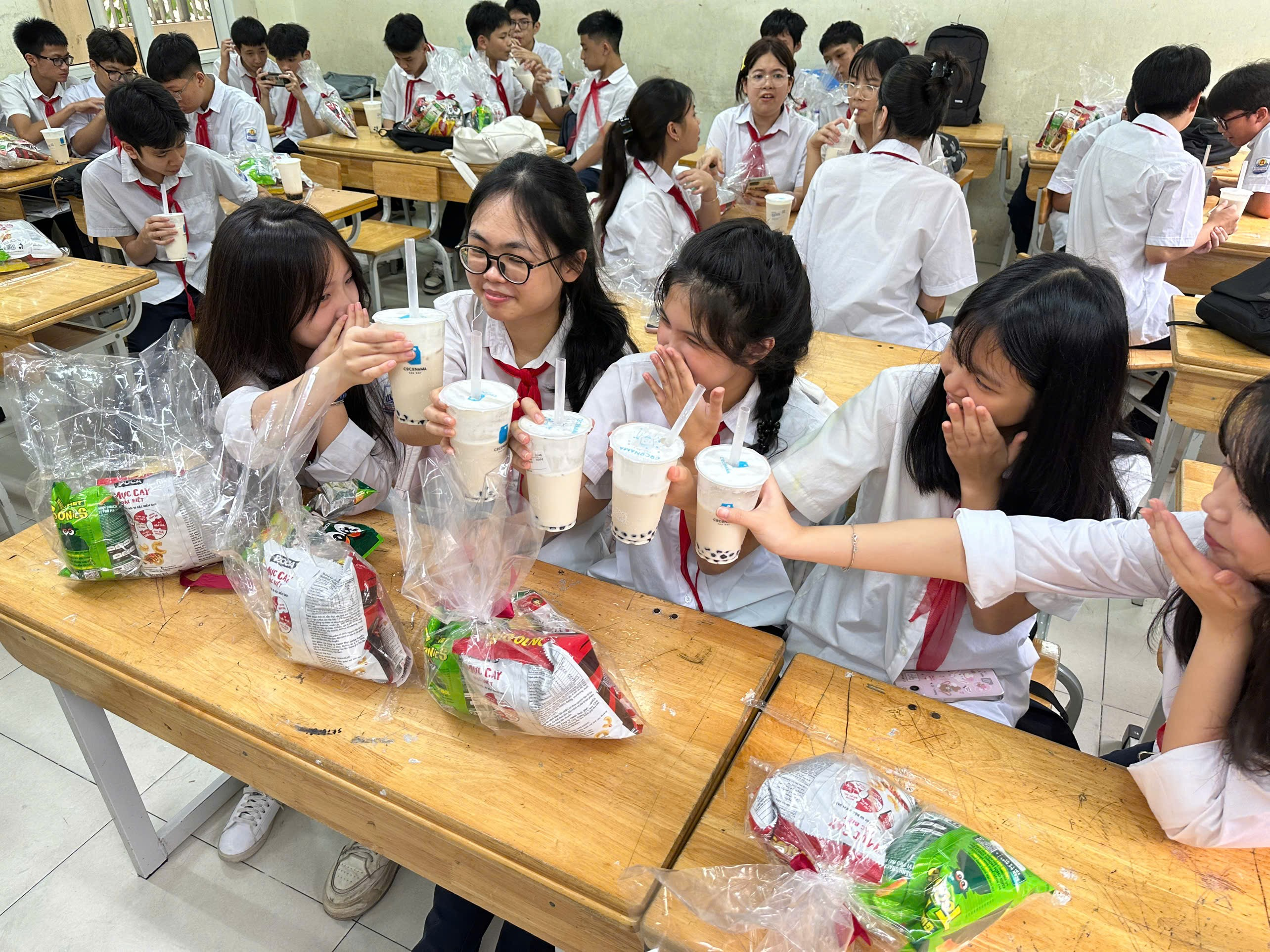A group of students in a classroom
AI-generated content may be incorrect.