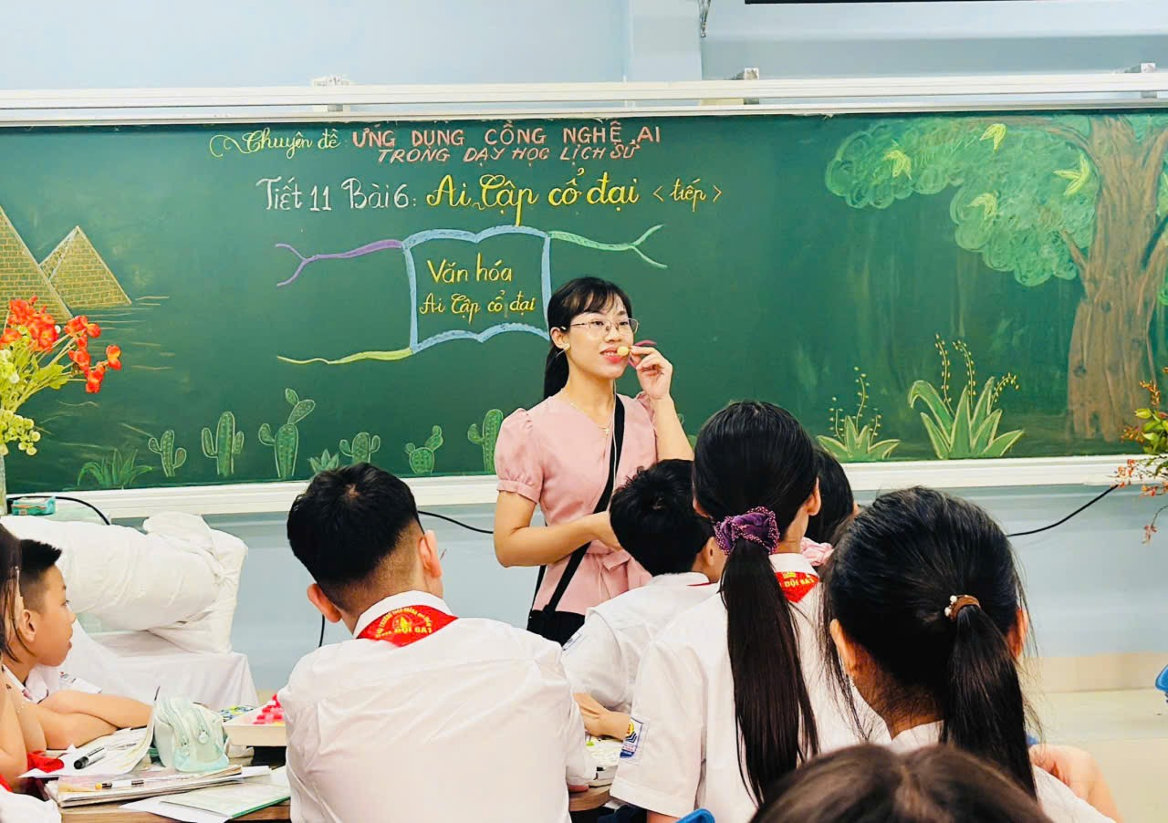 A person standing in front of a chalkboard
Description automatically generated
