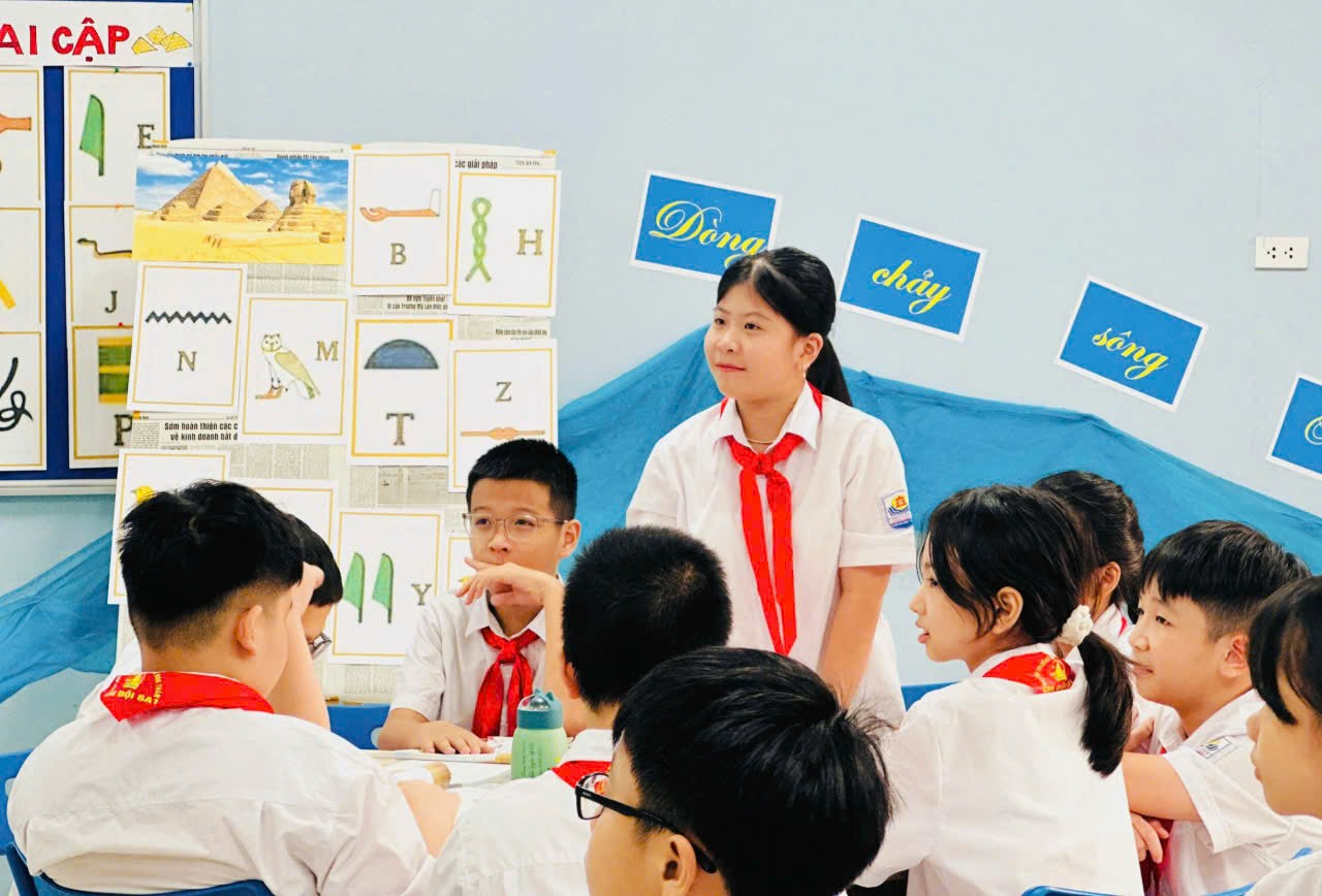 A group of children in a classroom
Description automatically generated