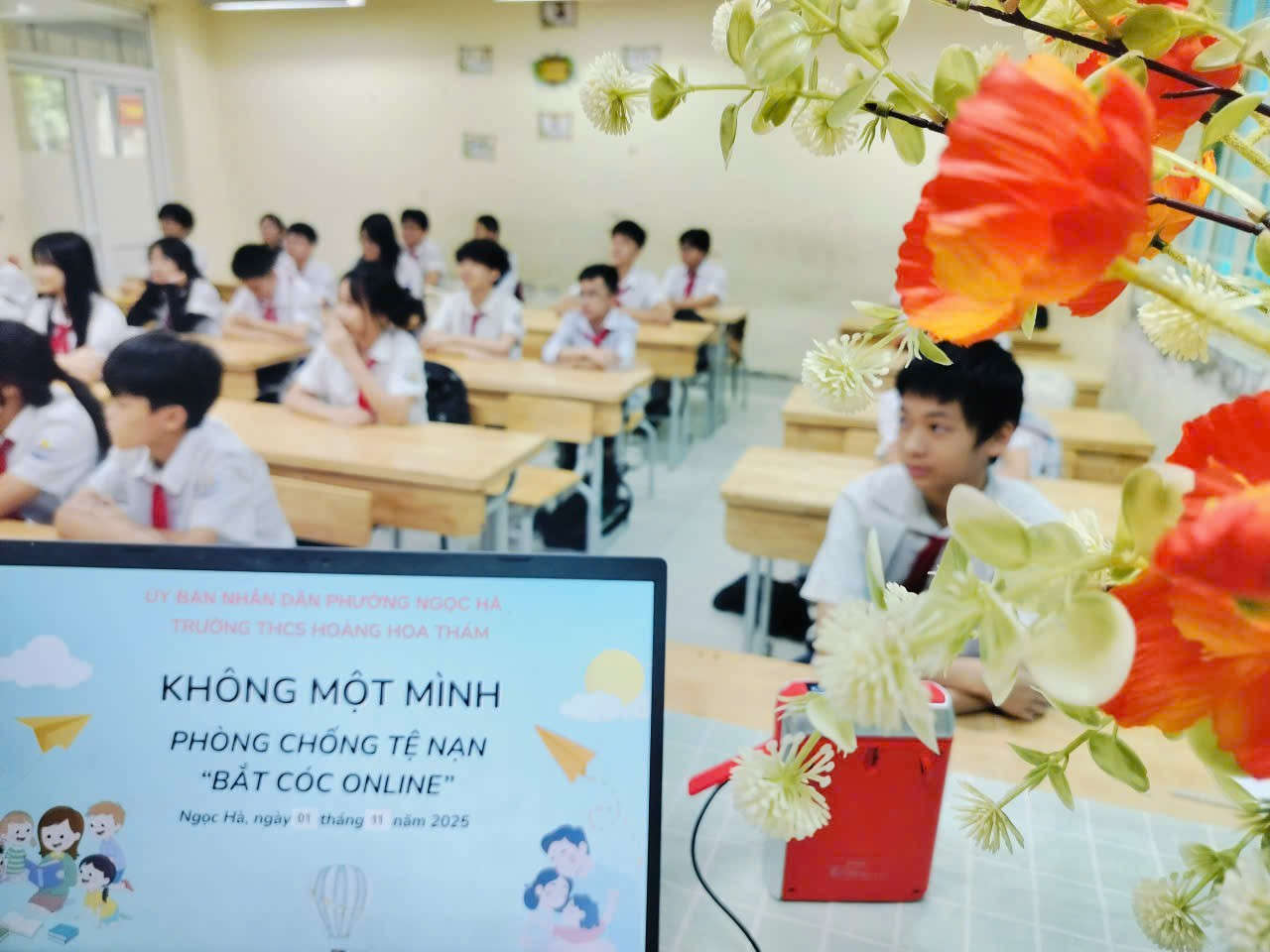 A group of students sitting at desks in a classroom

Description automatically generated