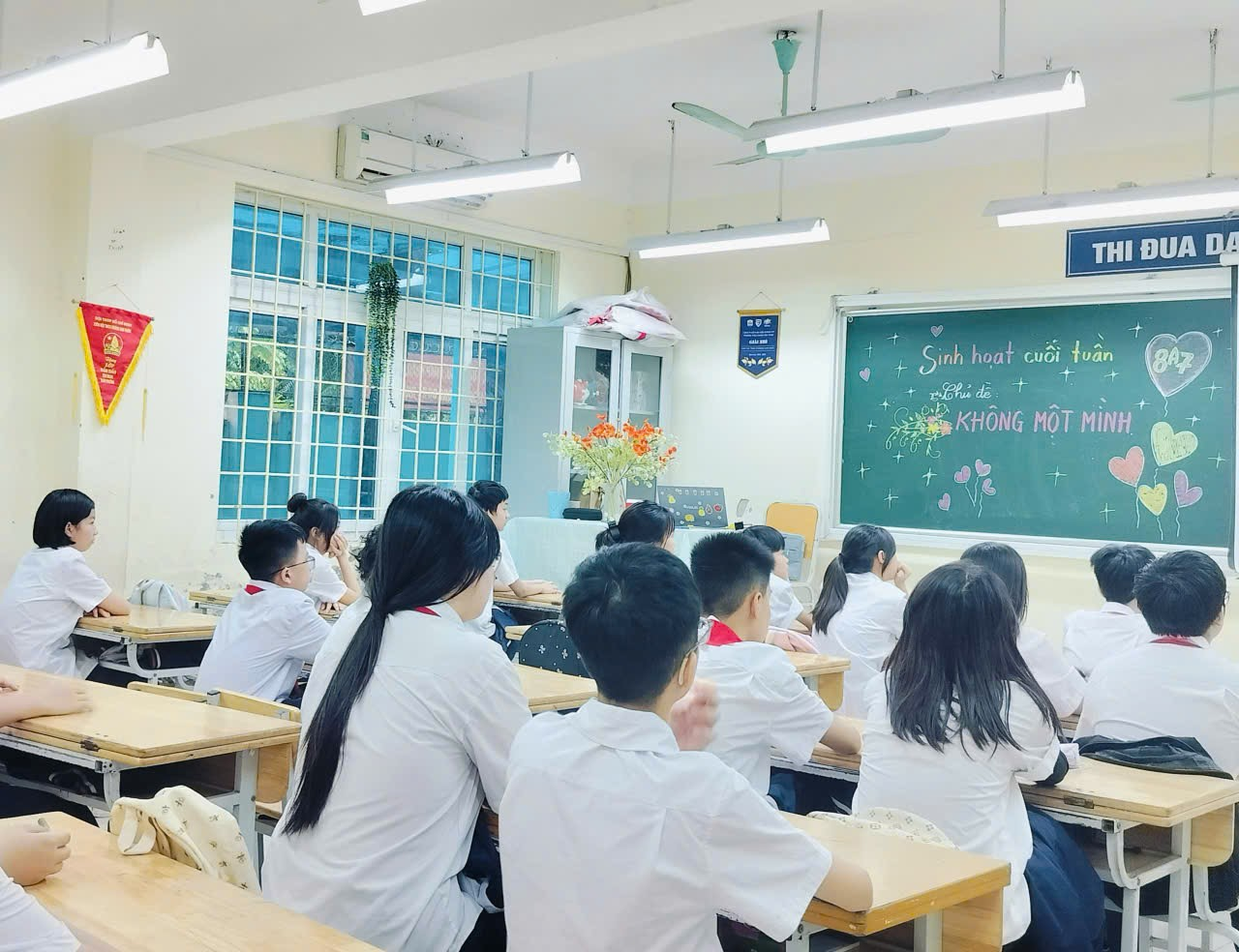 A group of students in a classroom

Description automatically generated