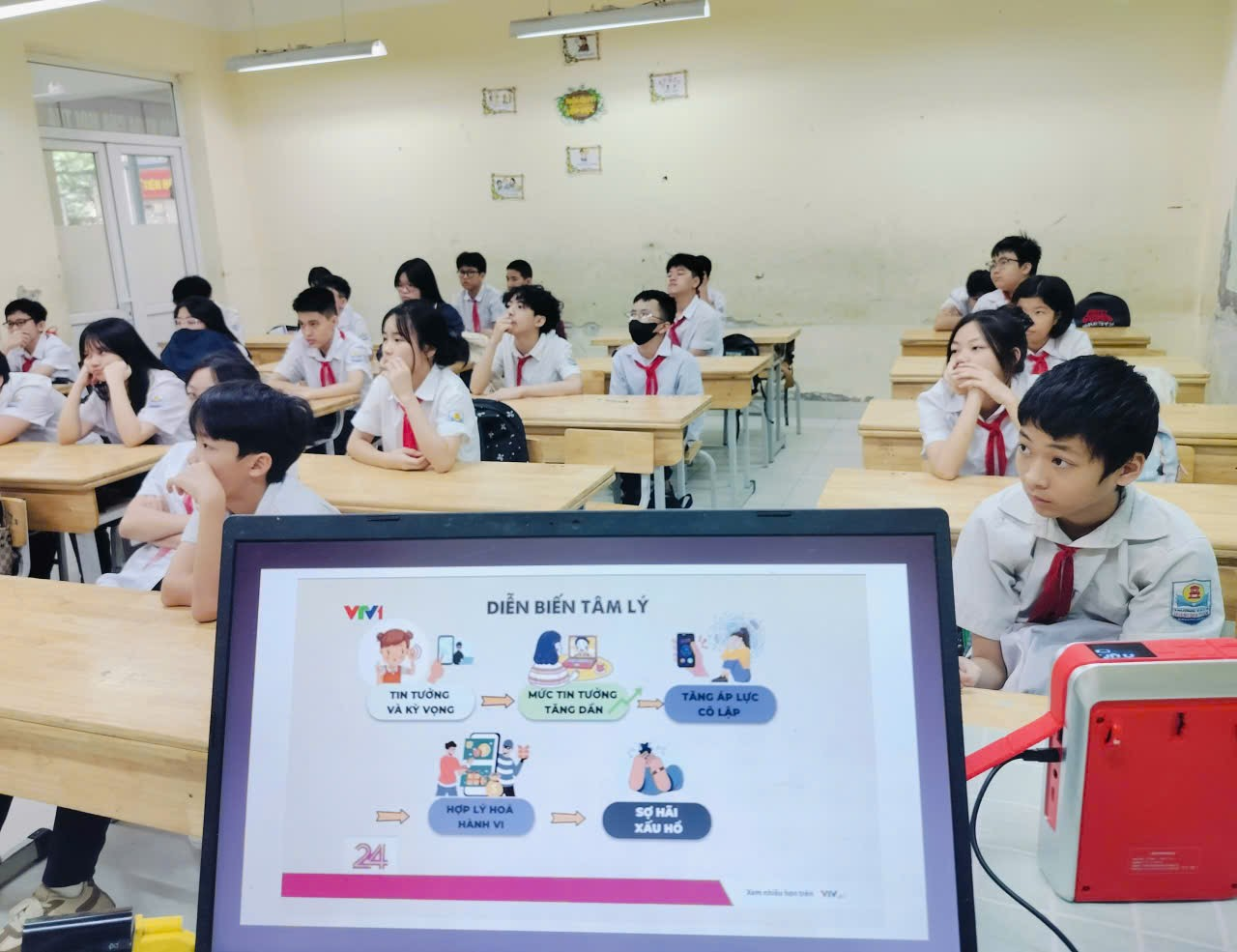 A group of students in a classroom

Description automatically generated