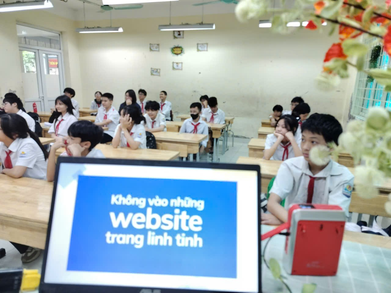 A group of students in a classroom

Description automatically generated