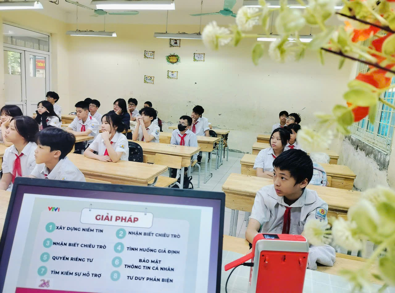 A group of students in a classroom

Description automatically generated