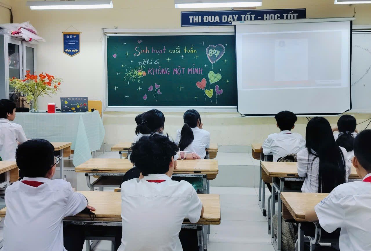 A group of students in a classroom

Description automatically generated