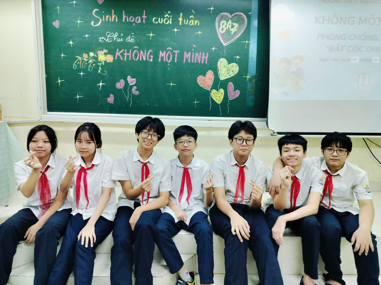 A group of people sitting in a classroom

Description automatically generated