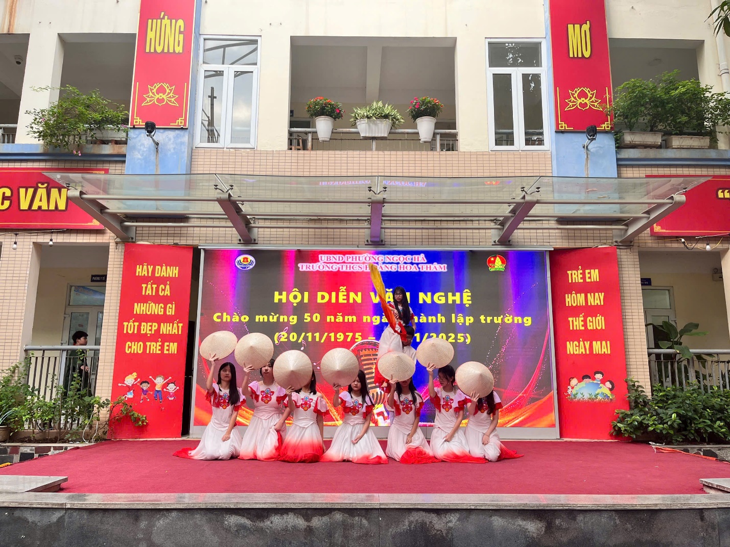 A group of people in clothing on a red carpet

AI-generated content may be incorrect.