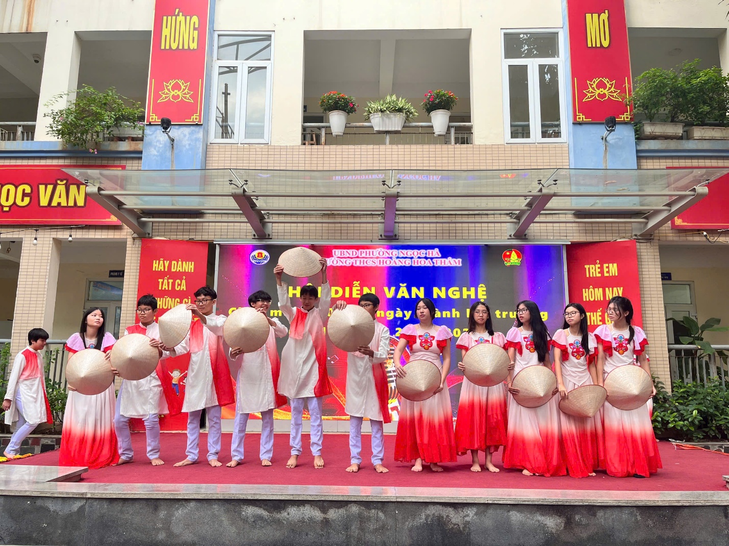 A group of people on a stage

AI-generated content may be incorrect.