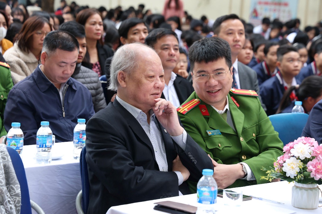 A group of people sitting at tablesAI-generated content may be incorrect.