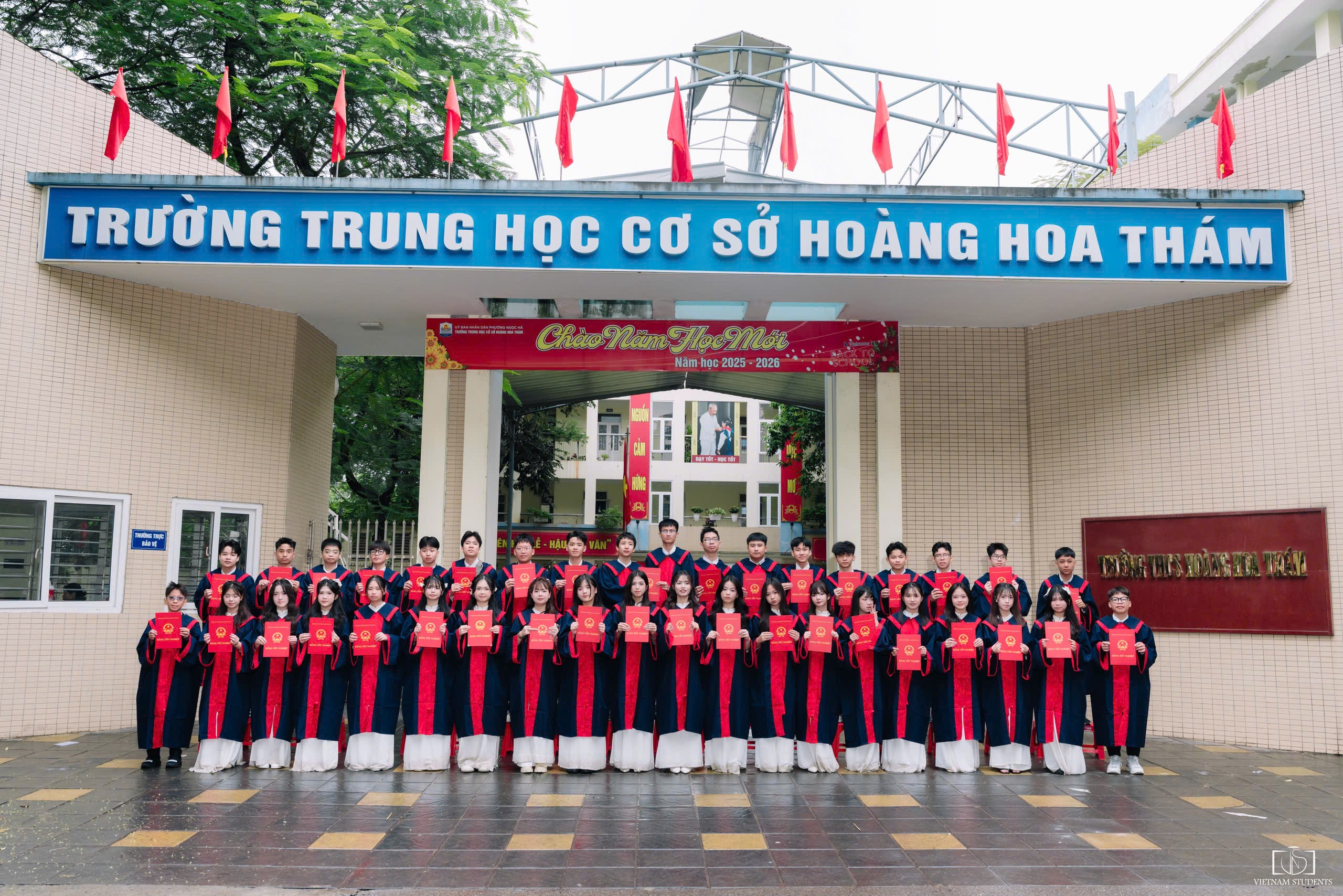 A group of people in uniform

AI-generated content may be incorrect.