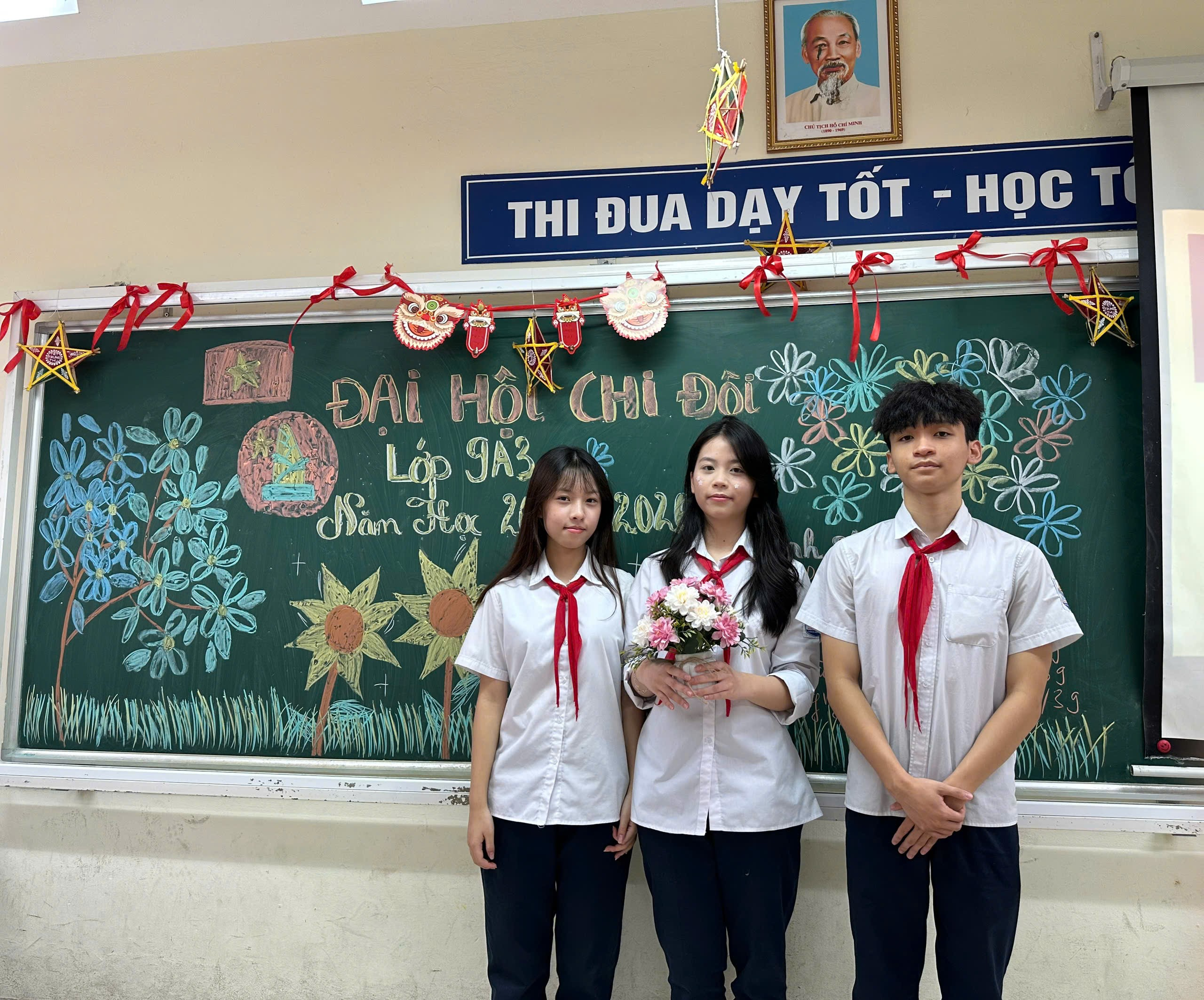 A group of people standing in front of a chalkboard

AI-generated content may be incorrect.
