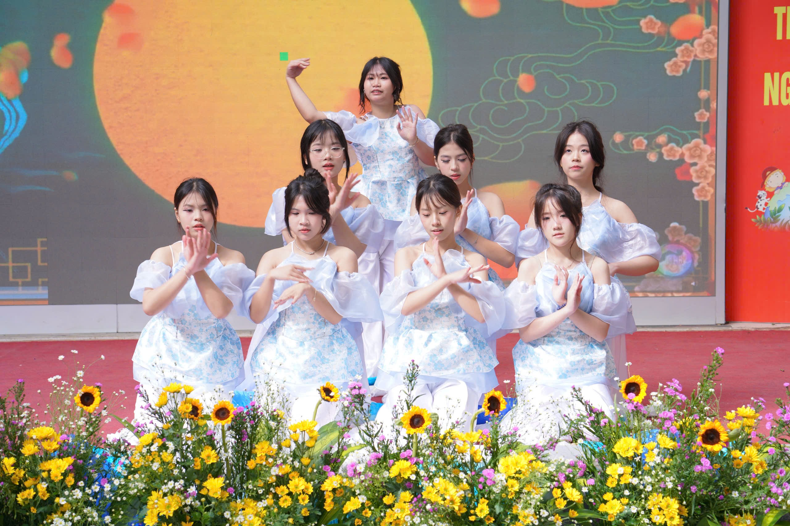 A group of girls in white dresses

AI-generated content may be incorrect.