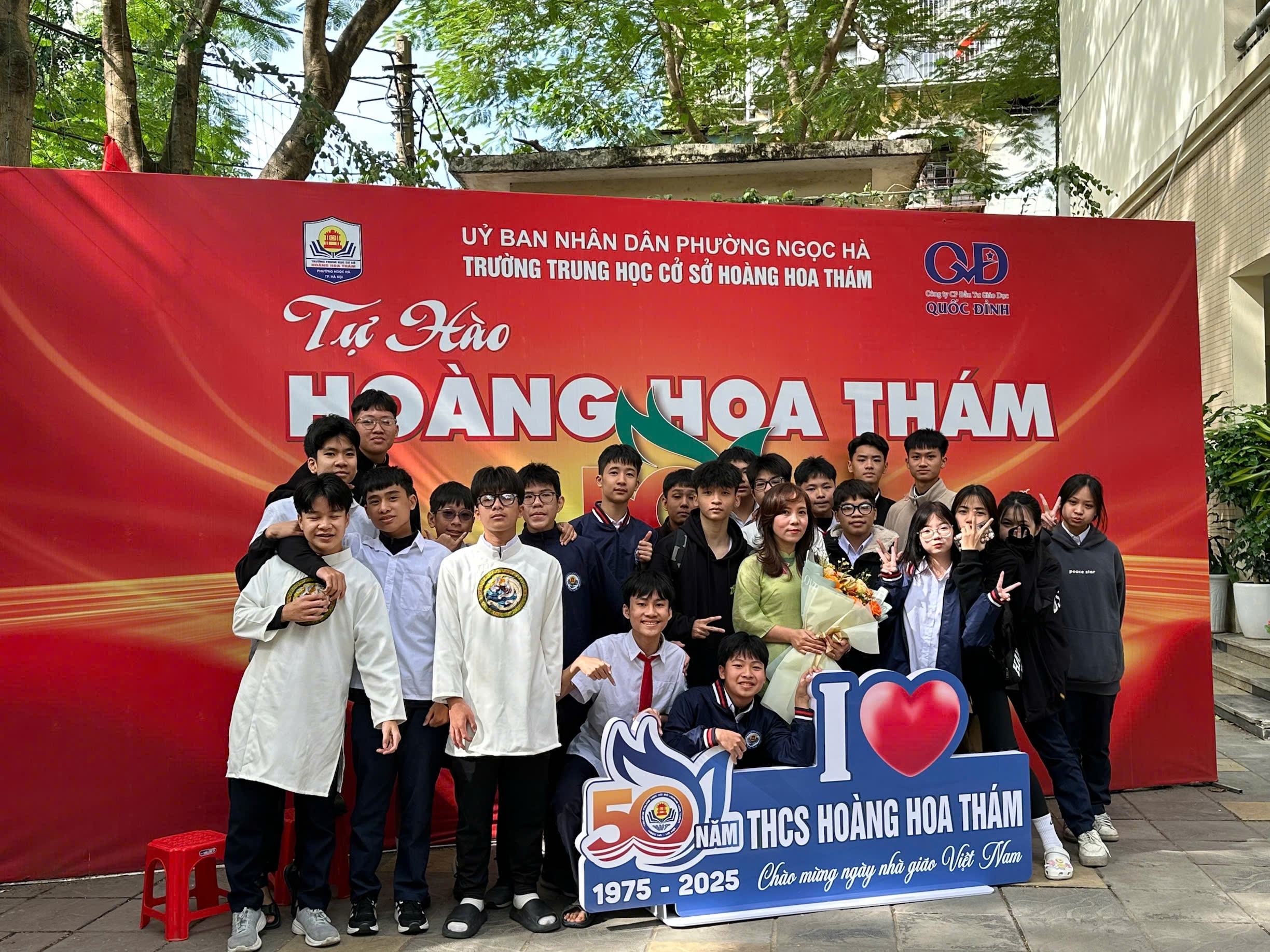 A group of people posing for a photo

AI-generated content may be incorrect.