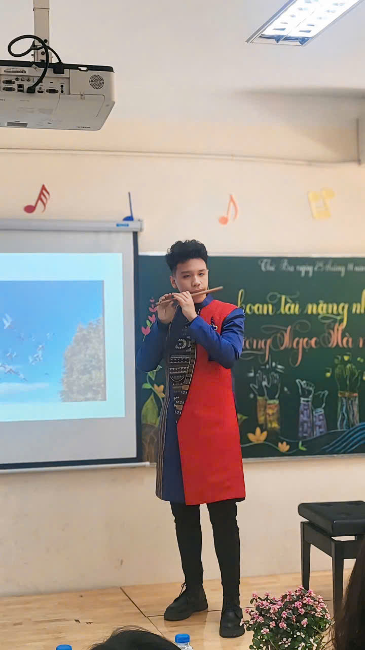 A person playing a flute in a classroomAI-generated content may be incorrect.