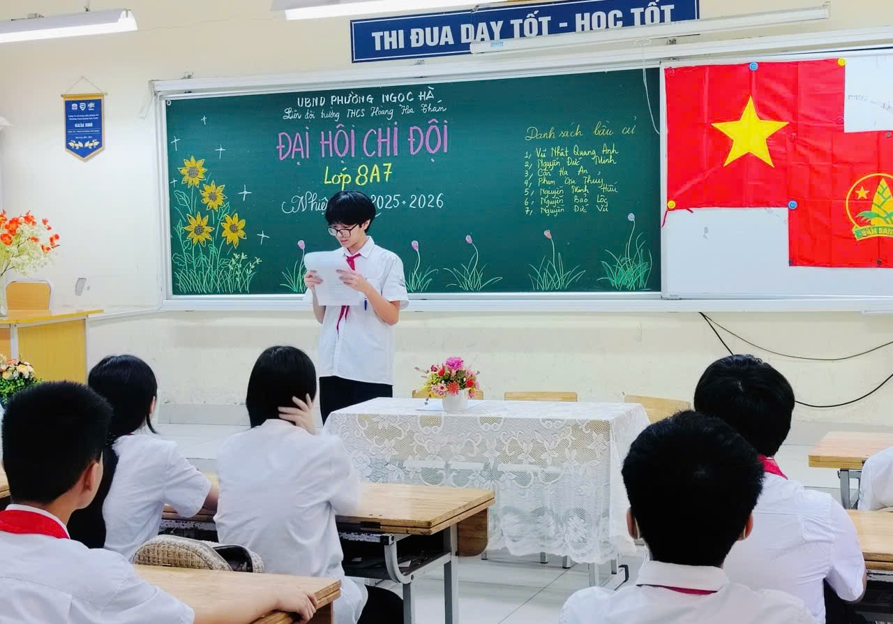 A person standing in front of a chalkboard

Description automatically generated
