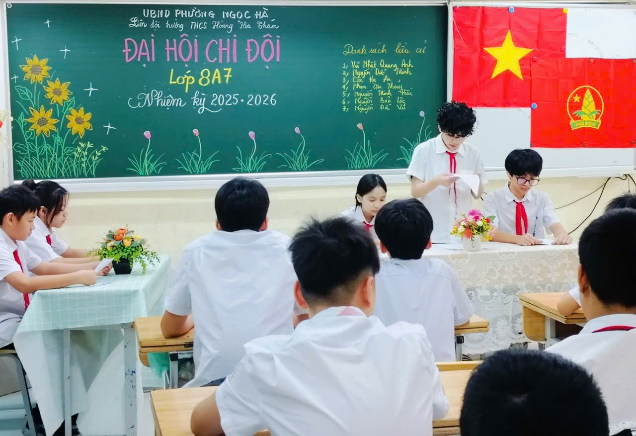 A group of people in a classroom

Description automatically generated