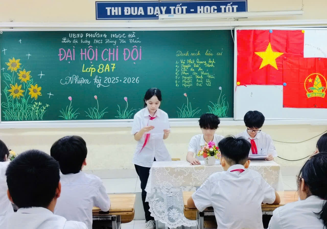 A group of students in a classroom

Description automatically generated