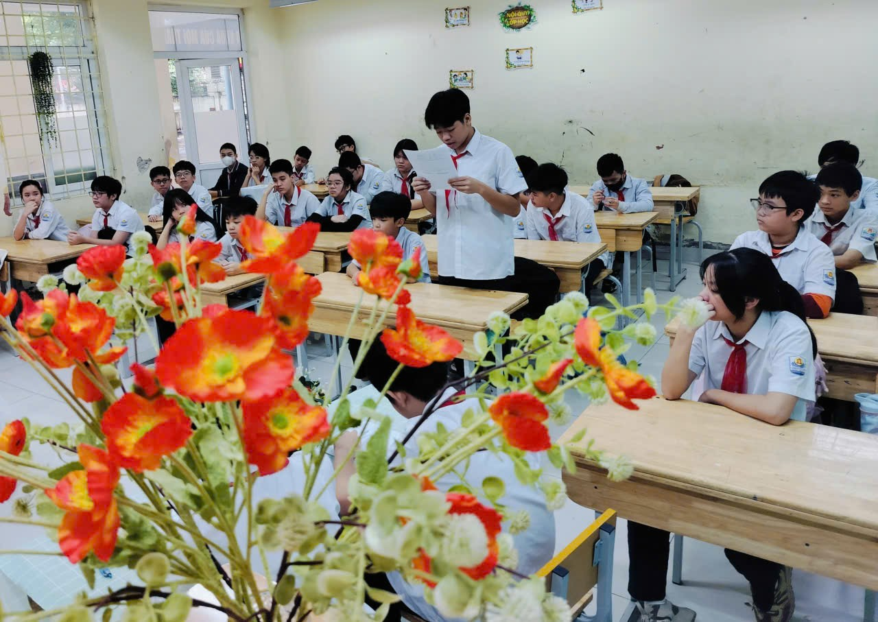 A group of students in a classroom

Description automatically generated