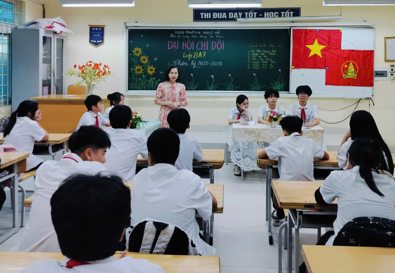 A group of students in a classroom

Description automatically generated