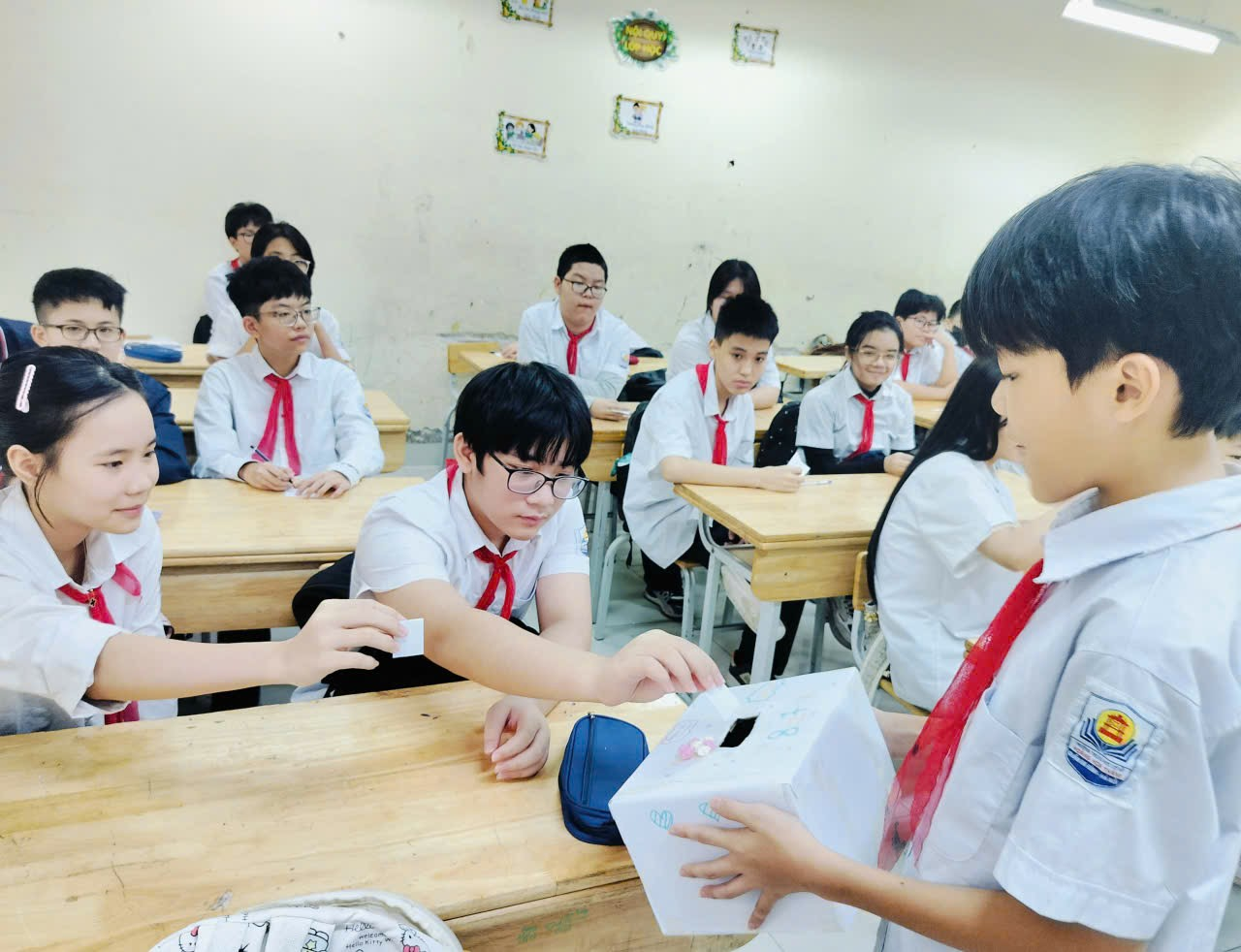 A group of students in a classroom

Description automatically generated