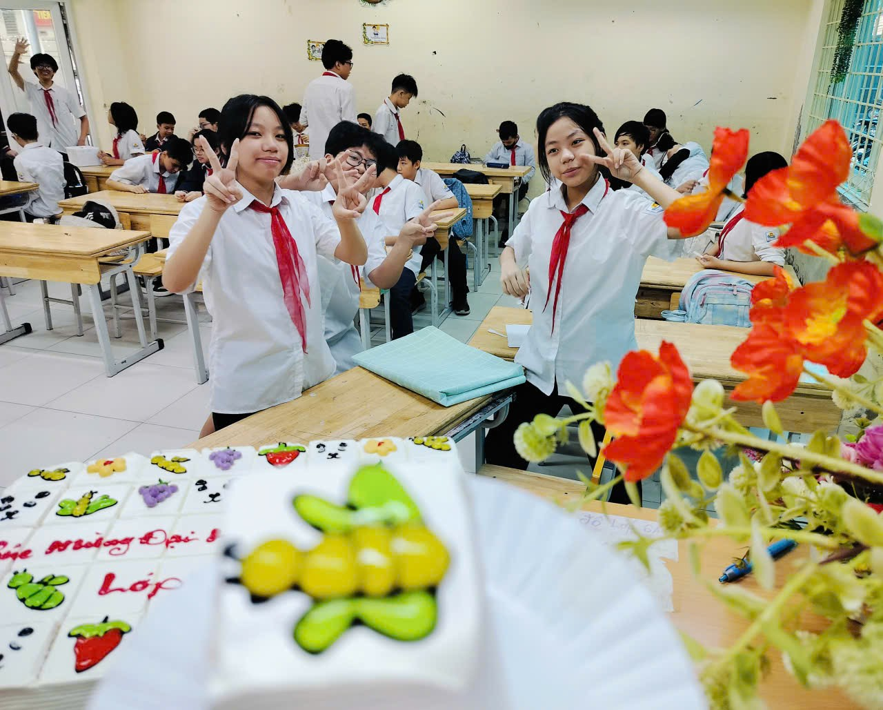 A group of students in a classroom

Description automatically generated