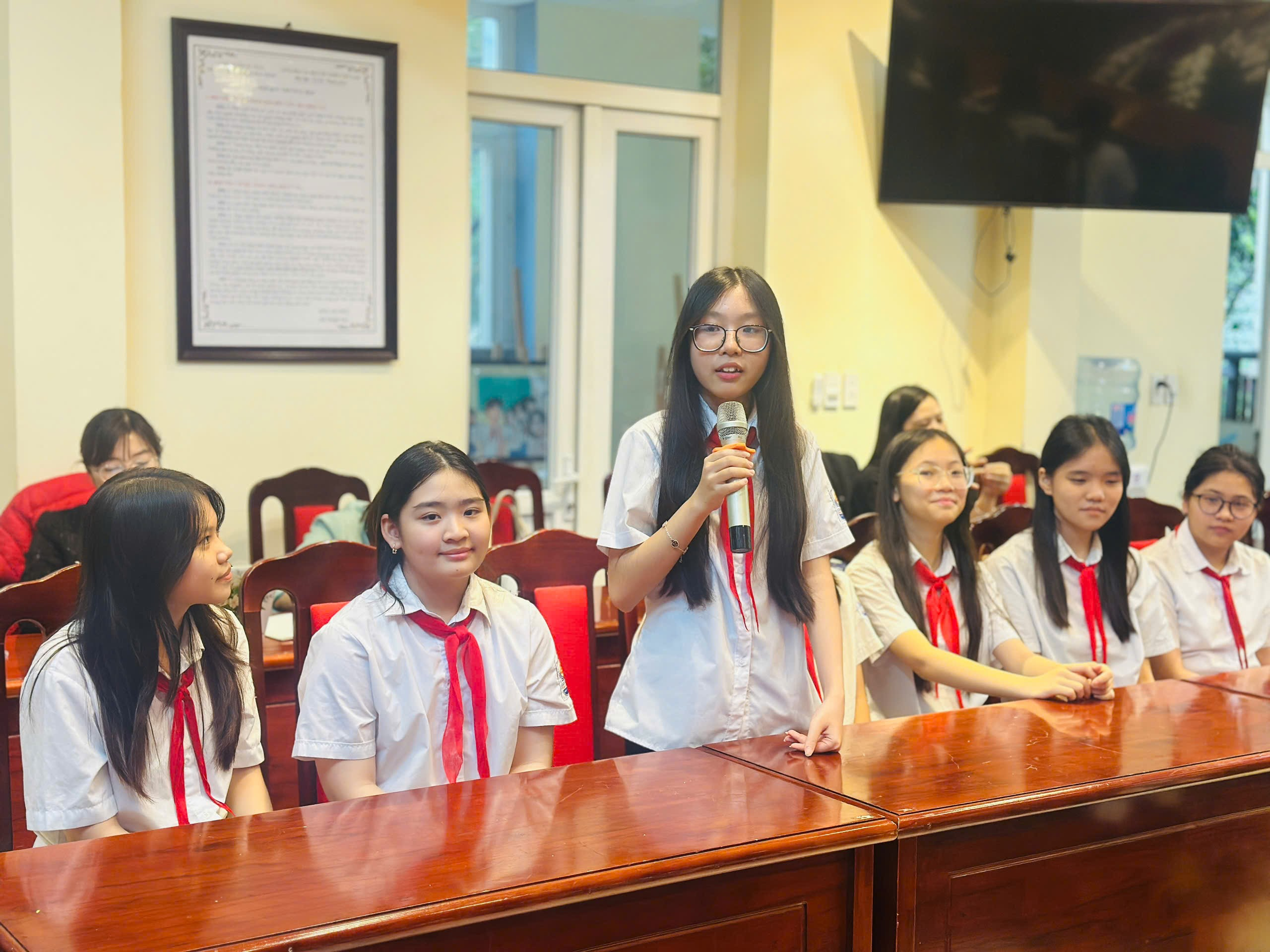 A group of girls in a room

AI-generated content may be incorrect.