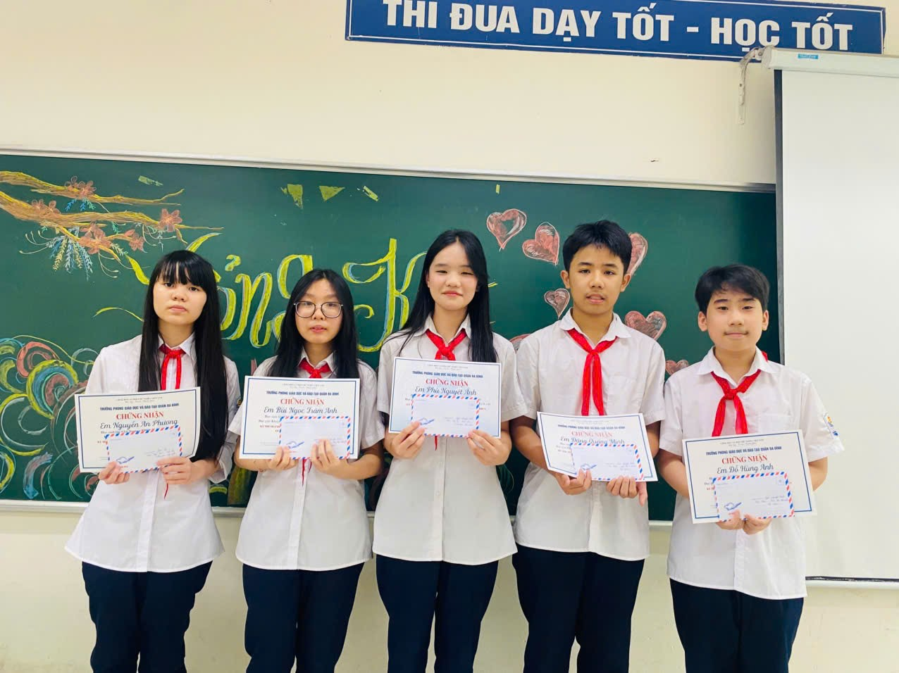 A group of people holding paper

AI-generated content may be incorrect.