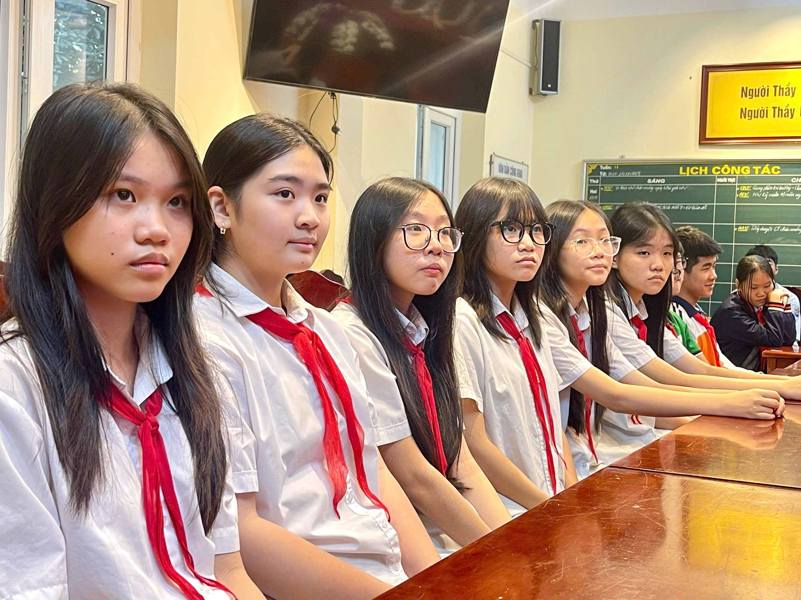 A group of girls sitting at a table

AI-generated content may be incorrect.