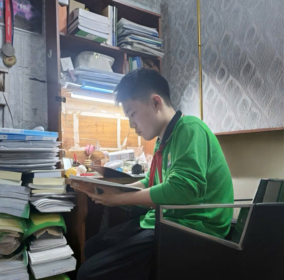 A person sitting in a chair reading a book

AI-generated content may be incorrect.