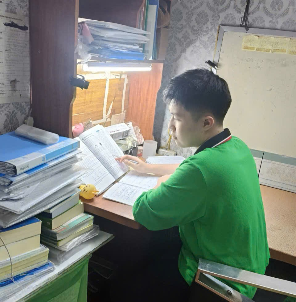 A person reading a book at a desk

AI-generated content may be incorrect.