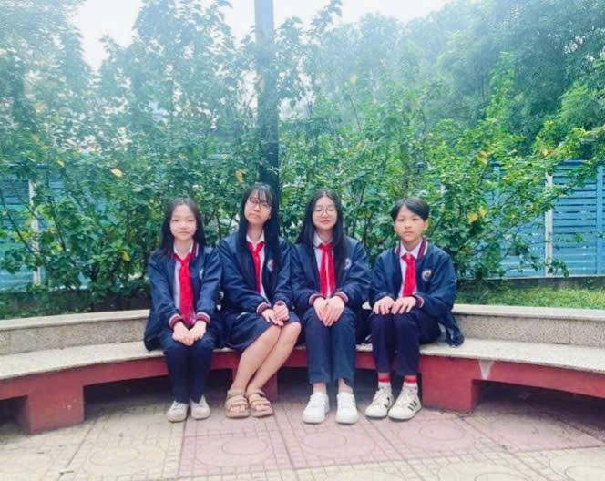 A group of students sitting on a bench

Description automatically generated