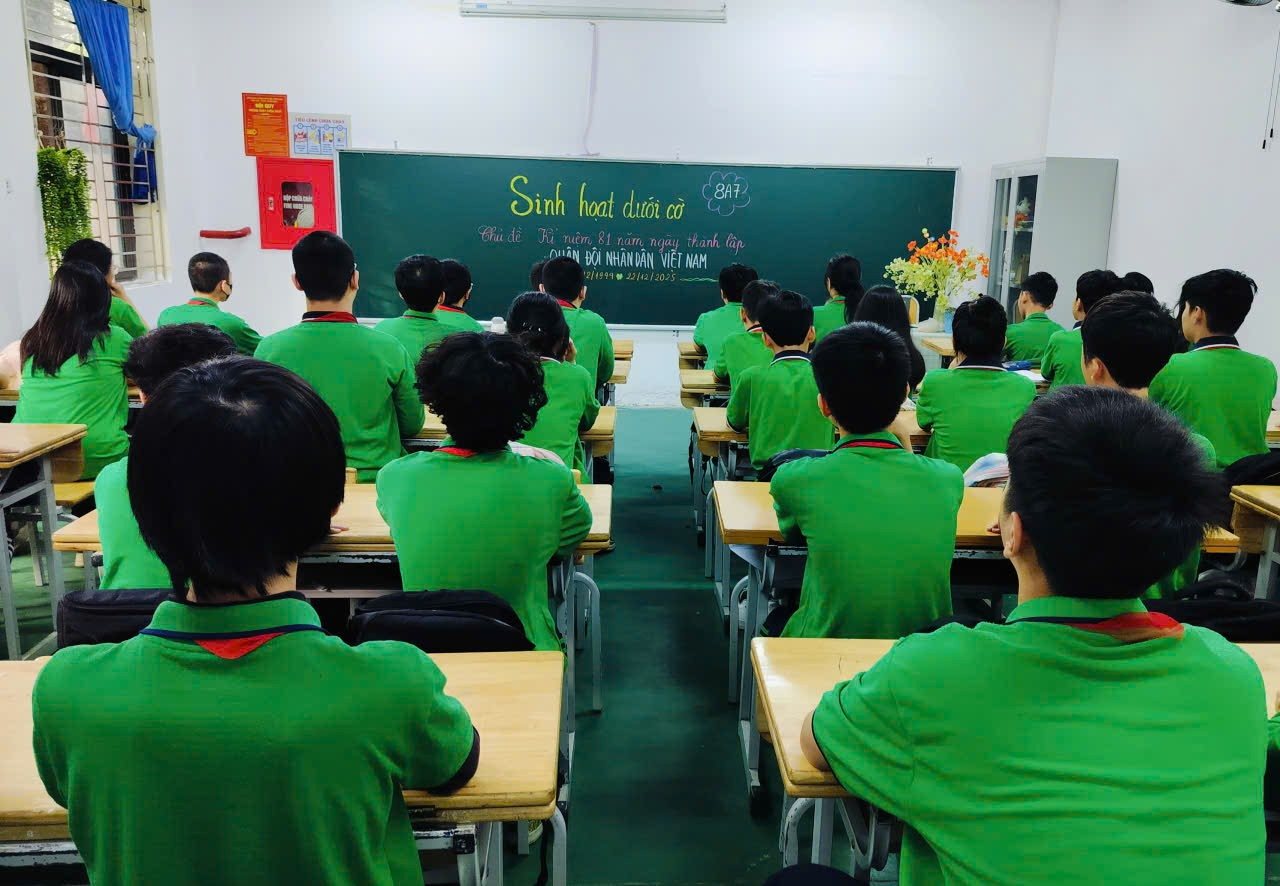 A group of people in a classroom

Description automatically generated