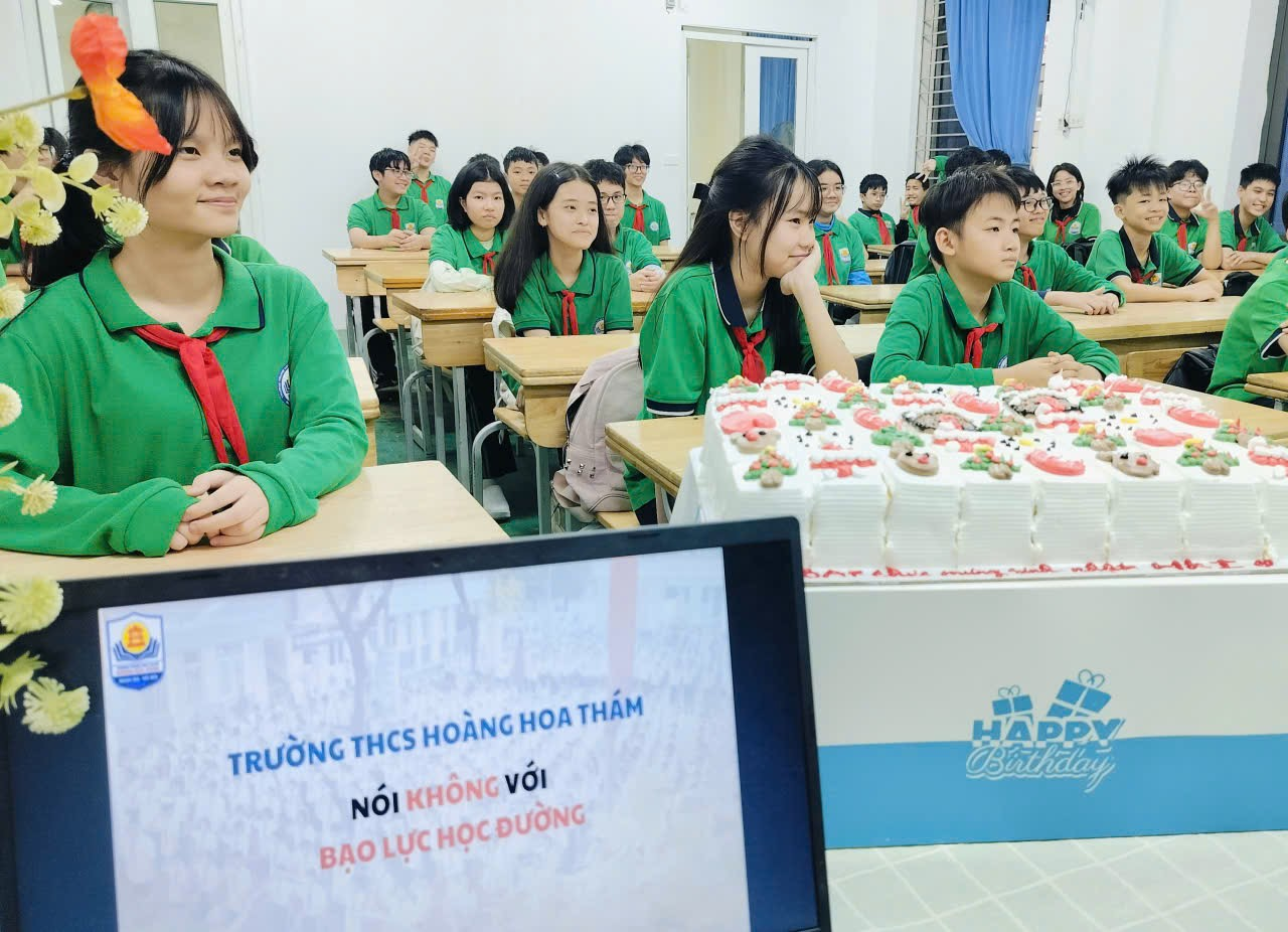 A group of people in a classroom

Description automatically generated