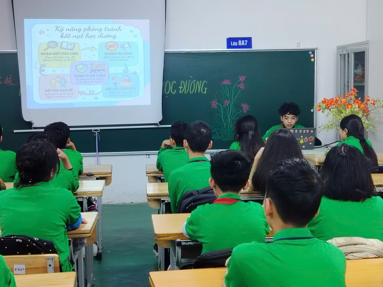 A group of students in a classroom

Description automatically generated