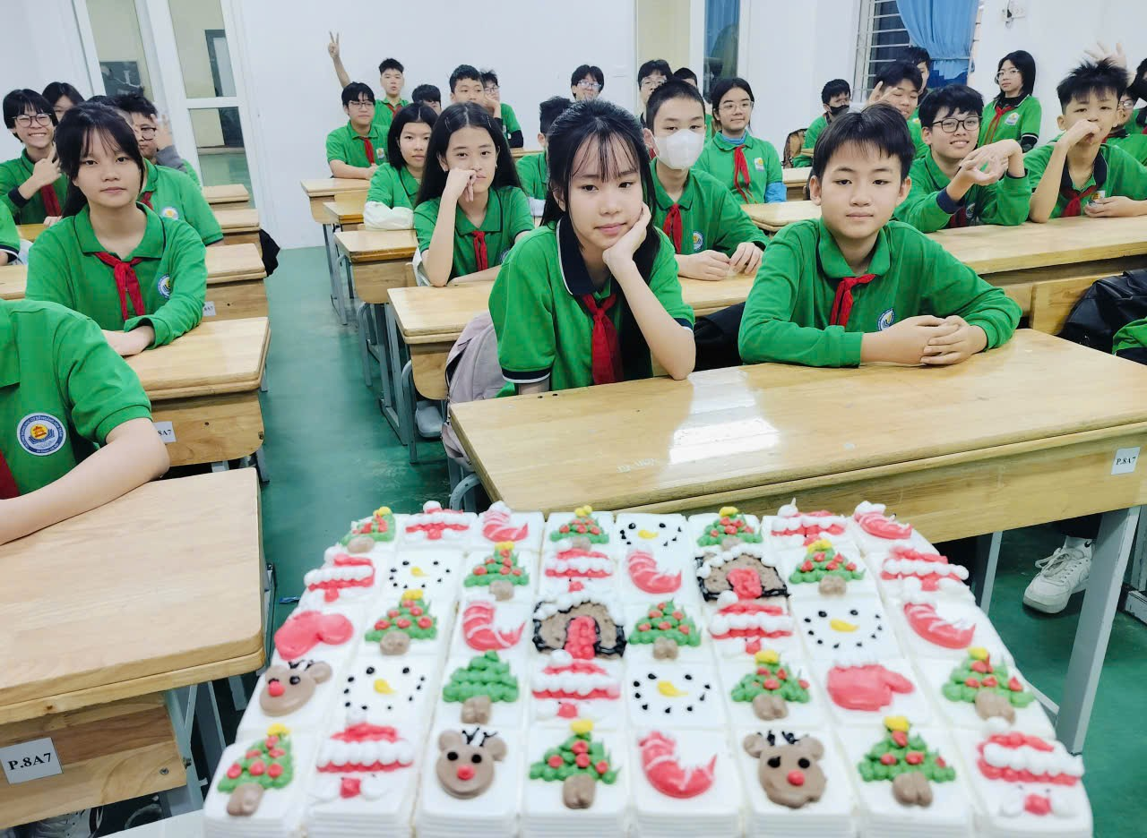 A group of children in a classroom

Description automatically generated