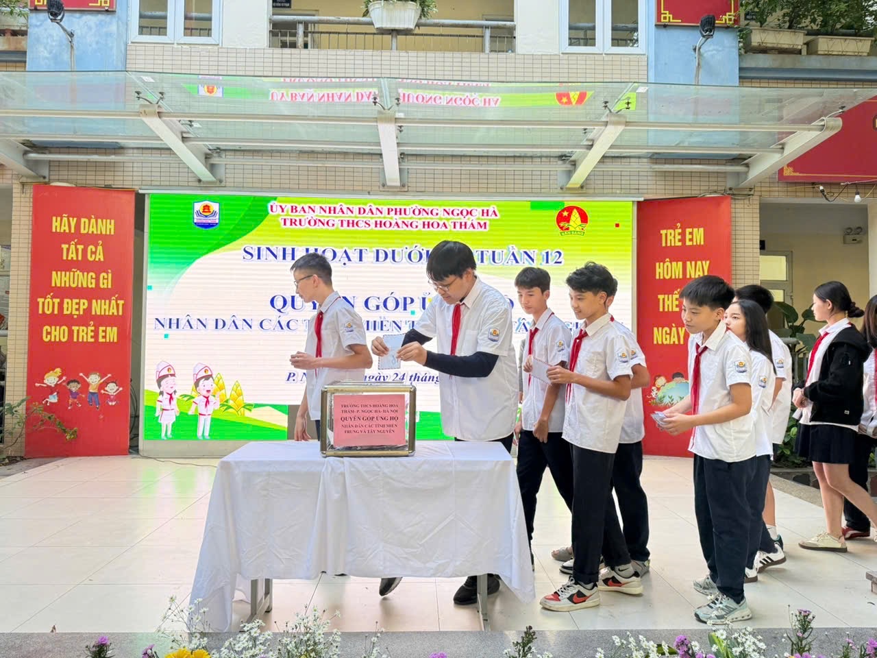 A group of people standing around a table

AI-generated content may be incorrect.