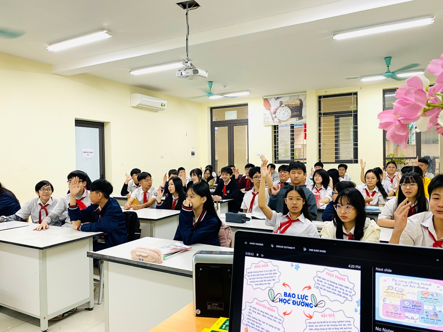 A group of people in a classroom

AI-generated content may be incorrect.