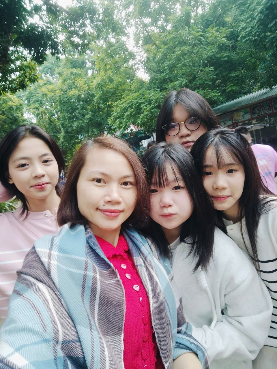 A group of women taking a selfie
Description automatically generated