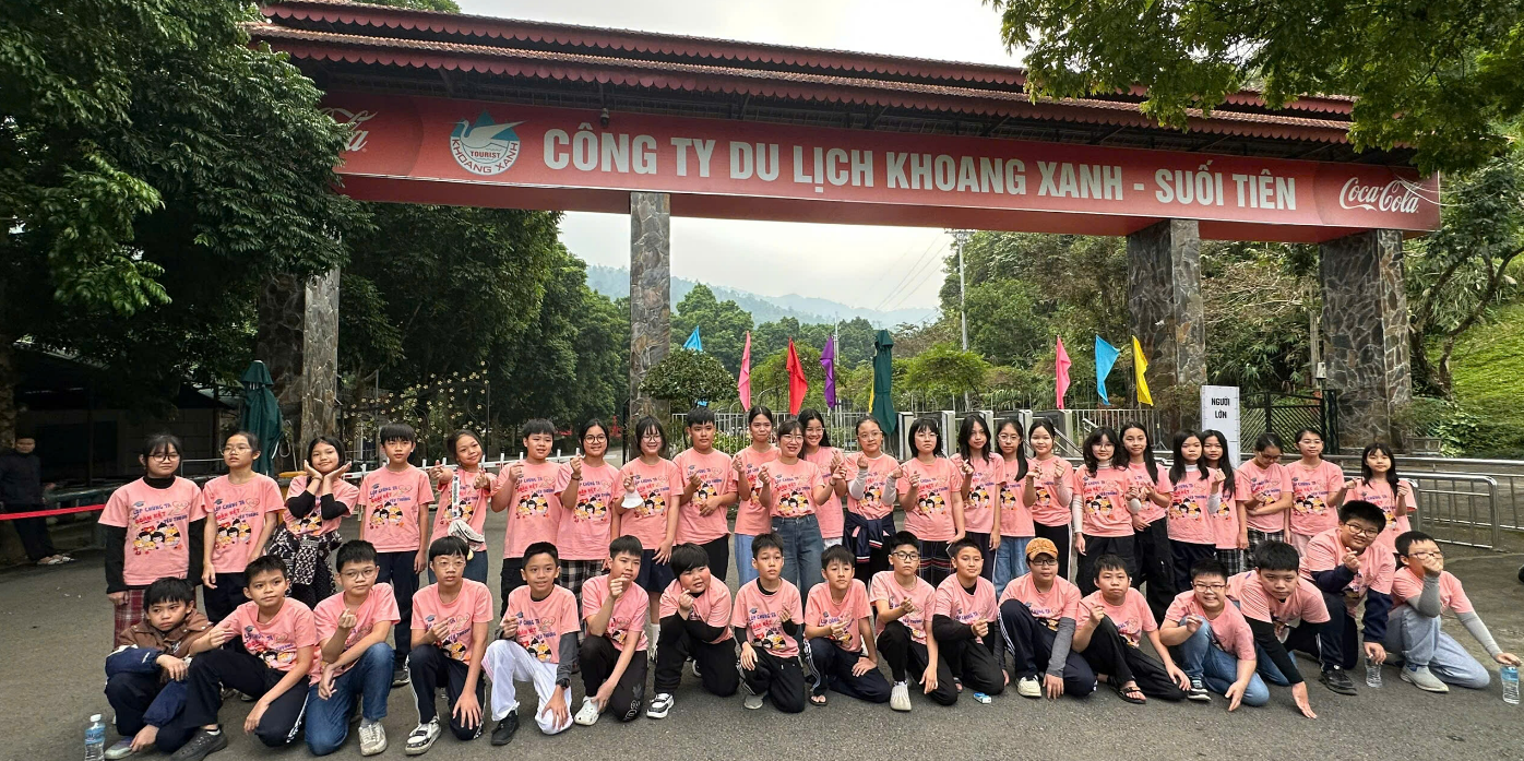 A group of people posing for a photo

Description automatically generated