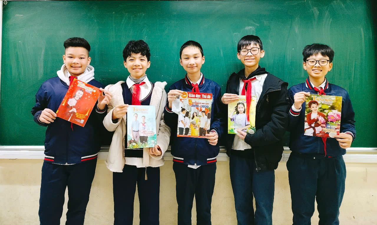 A group of boys holding books

Description automatically generated
